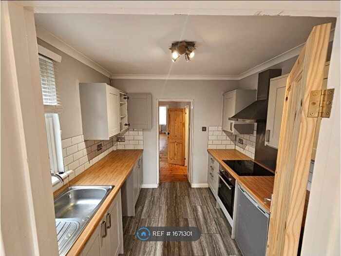 1 Bedroom Flat To Rent In Crown Street, Egham, TW20