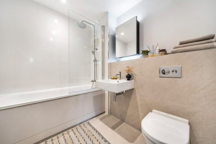 2 Bedroom Apartment To Rent In Kenavon Drive, Reading, RG1