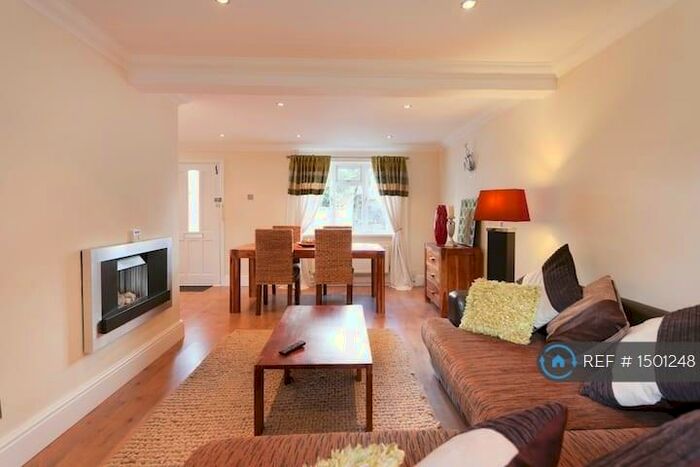 3 Bedroom Semi-Detached House To Rent In Market Place, Loughborough, LE12