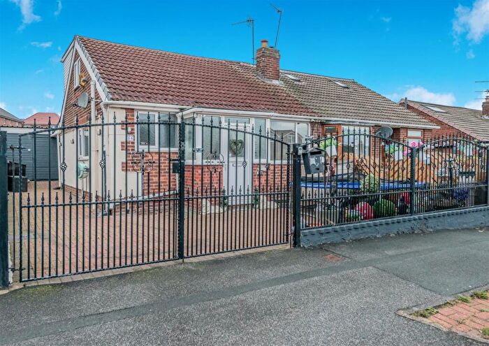 3 Bedroom Semi-Detached Bungalow For Sale In Castle Ings Gardens, Leeds, LS12