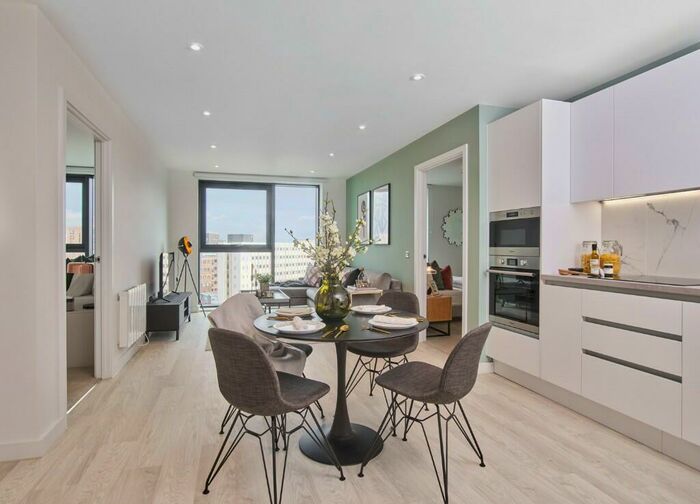 2 Bedroom Apartment To Rent In Holdenhurst Road, Bournemouth, Dorset, BH8