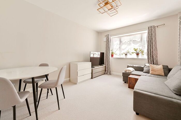 1 Bedroom Flat For Sale In Gunnersbury Court, Acton, London, W3