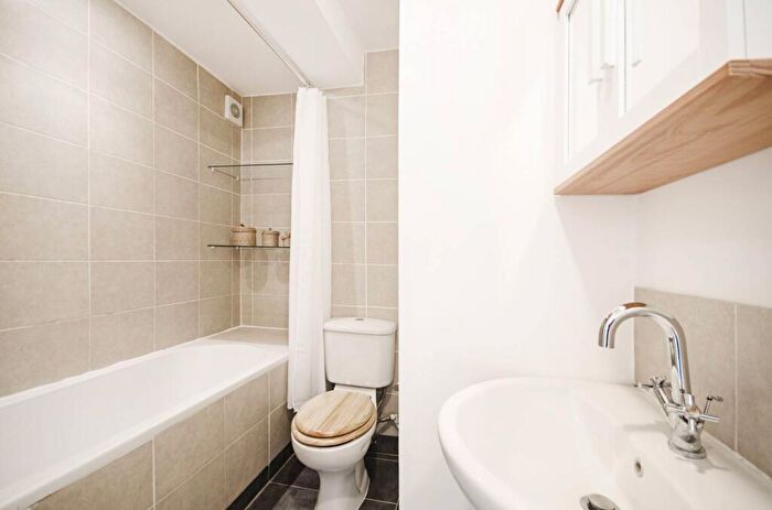 2 Bedroom Flat To Rent In Dalston Lane, Dalston, London, E8