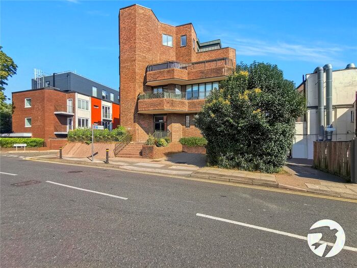 2 Bedroom Flat To Rent In Knoll Rise, Orpington, BR6