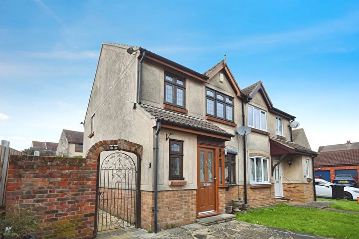 3 Bedroom Semi-detached House For Sale In Windmill Heights, Billericay, CM12