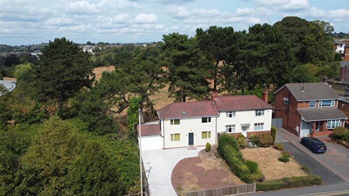 3 Bedroom Semi-Detached House For Sale In Vicarage Road, Amblecote, Stourbridge, DY8