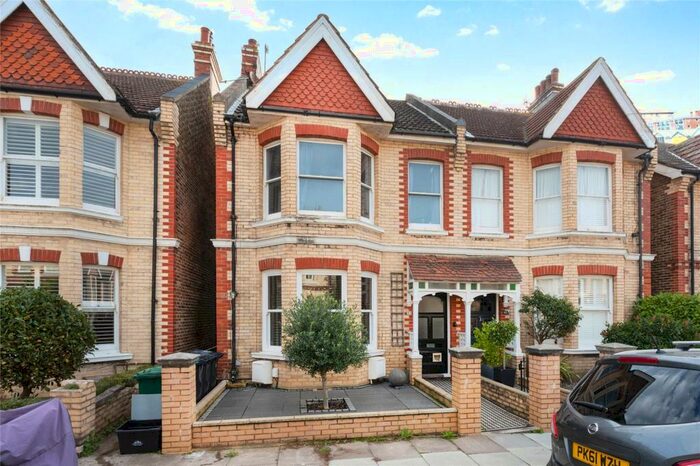 2 Bedroom Apartment To Rent In Worcester Villas, Hove, East Sussex, BN3