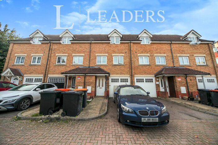 3 Bedroom Town House To Rent In Watling Gardens, Dunstable, LU6
