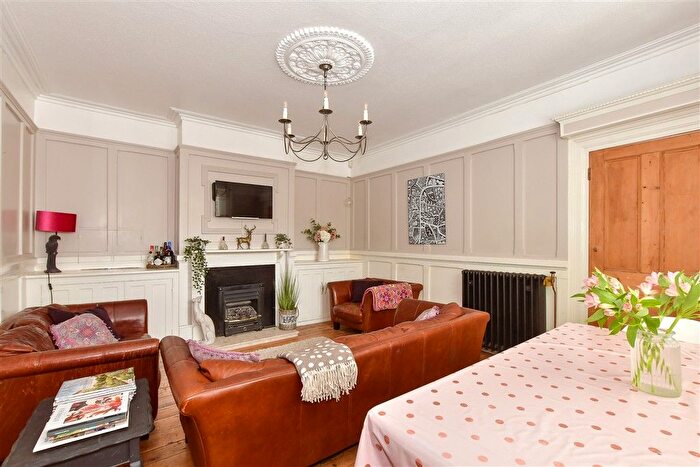 4 Bedroom Town House For Sale In High Street, Wingham, Canterbury, Kent, CT3