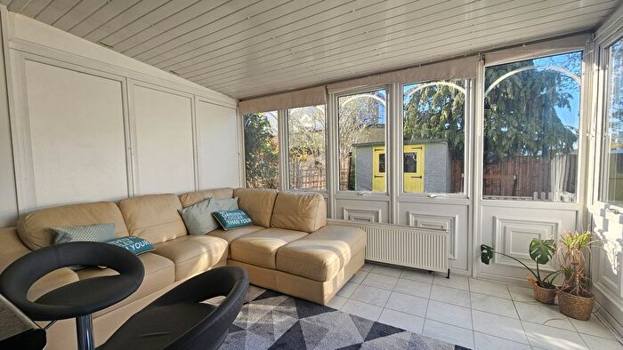 2 Bedroom Flat To Rent In Clevely Crescent, Ealing, W5