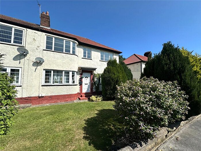 2 Bedroom Apartment To Rent In Redesdale Gardens, Leeds, West Yorkshire, LS16