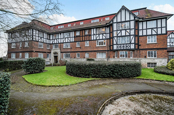 1 Bedroom Penthouse For Sale In Millbrook Road East, Southampton, Hampshire, SO15