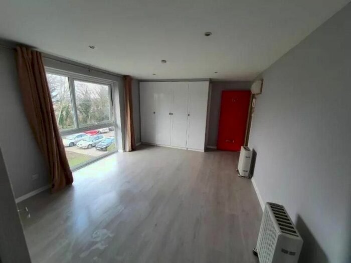 Studio To Rent In Shurland Ave, London EN5