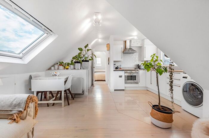 1 Bedroom Flat For Sale In Milson Road, Brook Green, London, W14