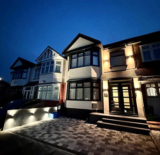 3 Bedroom Terraced House For Sale In Springfield Drive, Ilford, IG2