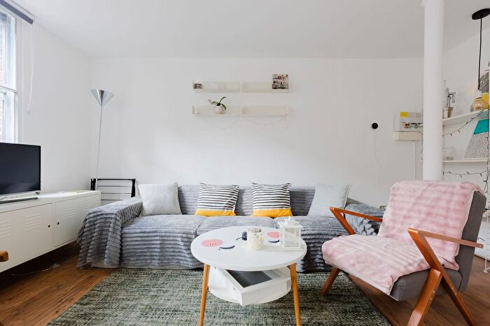 2 Bedroom Flat To Rent In Lamb's Passage, London, EC1Y