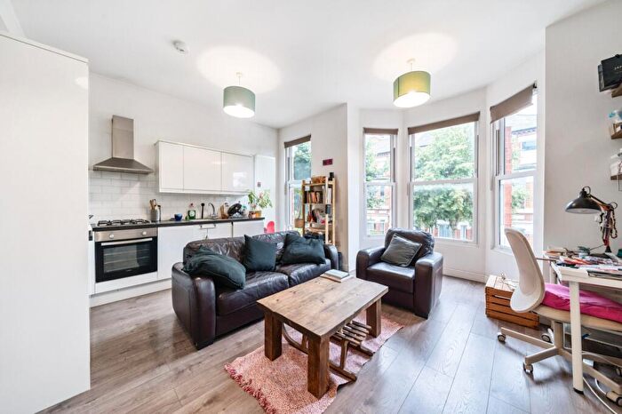 1 Bedroom Flat To Rent In Valmar Road Camberwell, SE5