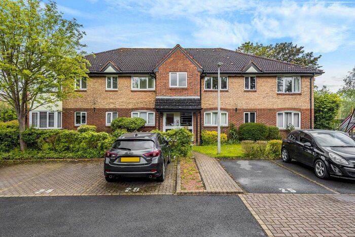1 Bedroom Flat To Rent In Shepperton Court Drive, Shepperton, Surrey, TW17
