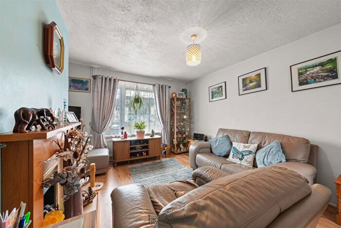 1 Bedroom Flat For Sale In Bishops Oak Ride, Tonbridge, TN10