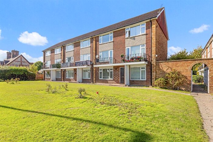 2 Bedroom Maisonette For Sale In Clifton Court, Marlow Road, High Wycombe (No Chain), HP11