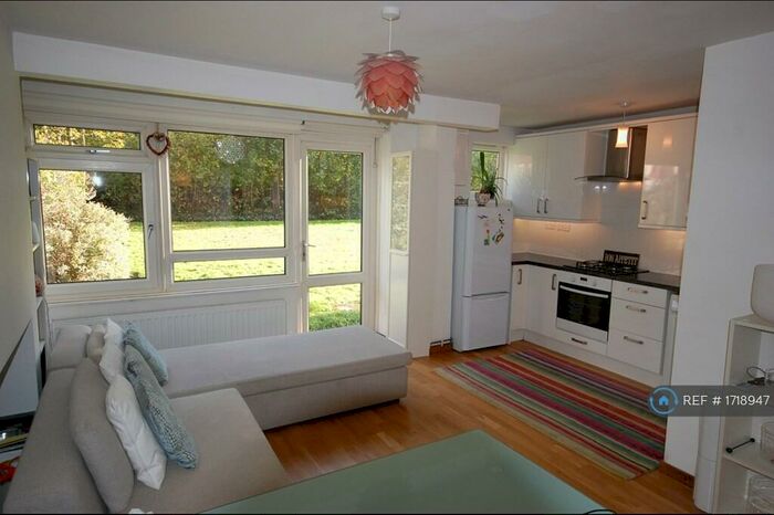 1 Bedroom Flat To Rent In Hydethorpe Road, London, SW12