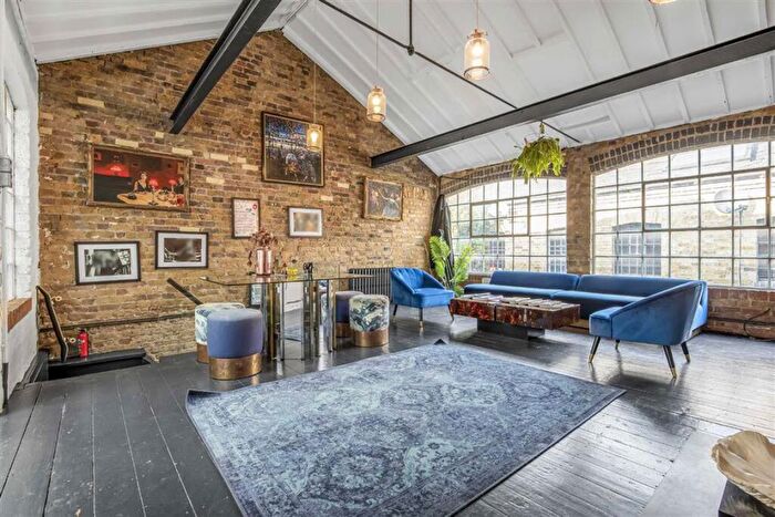 1 Bedroom Terraced House To Rent In Kingsland Road, Shoreditch, E2