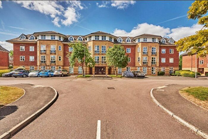 1 Bedroom Apartment For Sale In Dexter Close, St. Albans, Hertfordshire, AL1