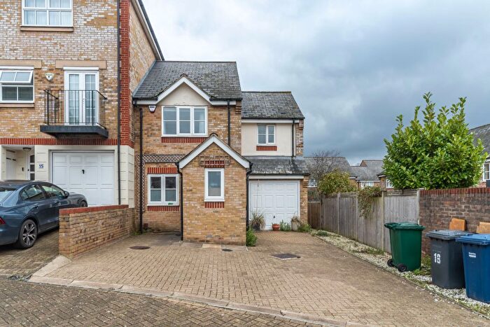 3 Bedroom Semi Detached House To Rent In Highgrove Close, London, N11