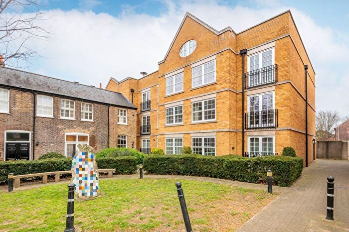 2 Bedroom Flat To Rent In Holme Court, Isleworth, TW7