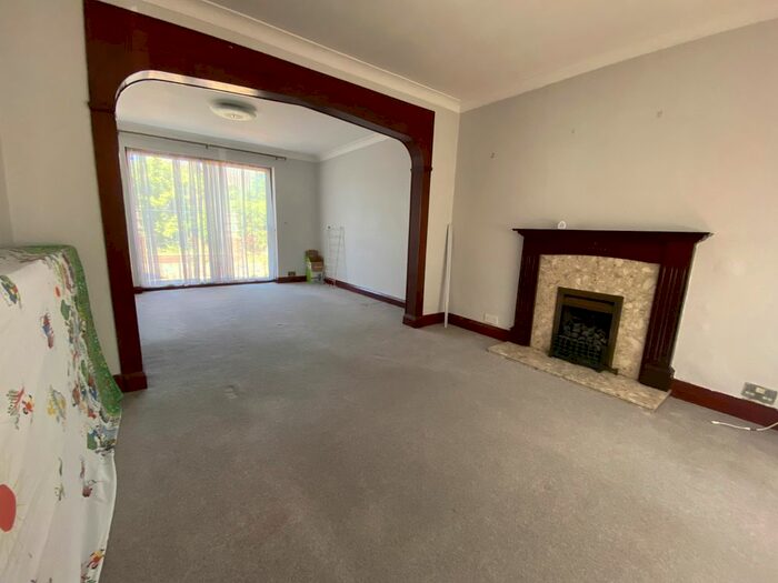 2 Bedroom Flat To Rent In Royal Lane, Uxbridge, UB8