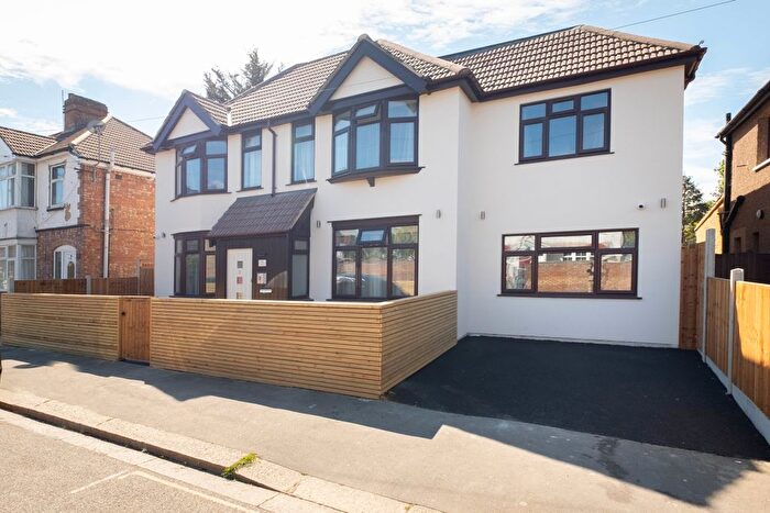 Studio To Rent In Hounslow Avenue, Hounslow, TW3