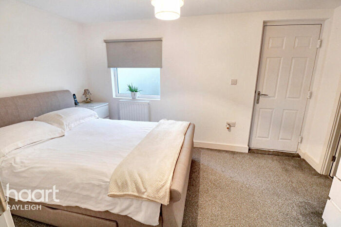 2 Bedroom Bungalow For Sale In Rawreth Lane, Wickford, SS11