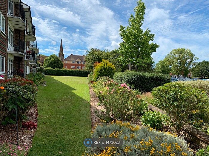2 Bedroom Flat To Rent In Park Court, Burgess Hill, RH15