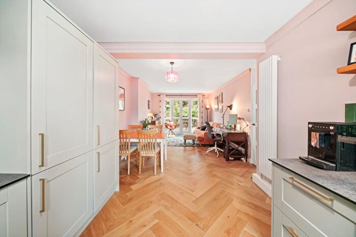 2 Bedroom Flat To Rent In Queen Elizabeths Walk, London, N16