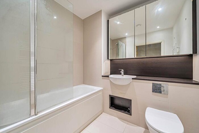 1 Bedroom Flat To Rent In Kingfisher Heights, Royal Docks, London, E16