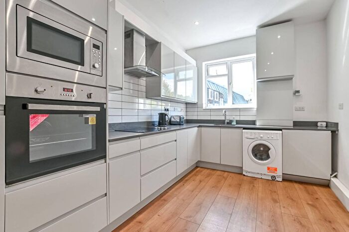 3 Bedroom Maisonette For Sale In Holloway Road, Holloway, London, N7