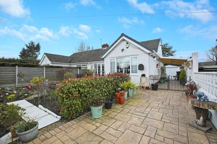 2 Bedroom Bungalow For Sale In Hollingthorpe Road, Hall Green, Wakefield, West Yorkshire, WF4