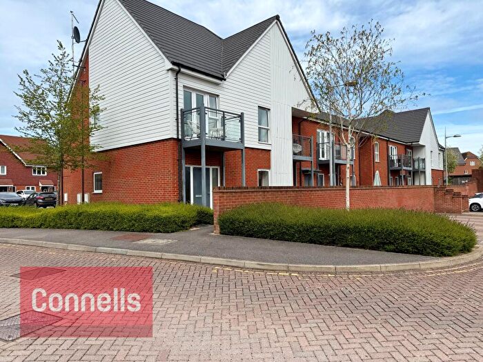2 Bedroom Apartment To Rent In Kilnwood Vale, RH12