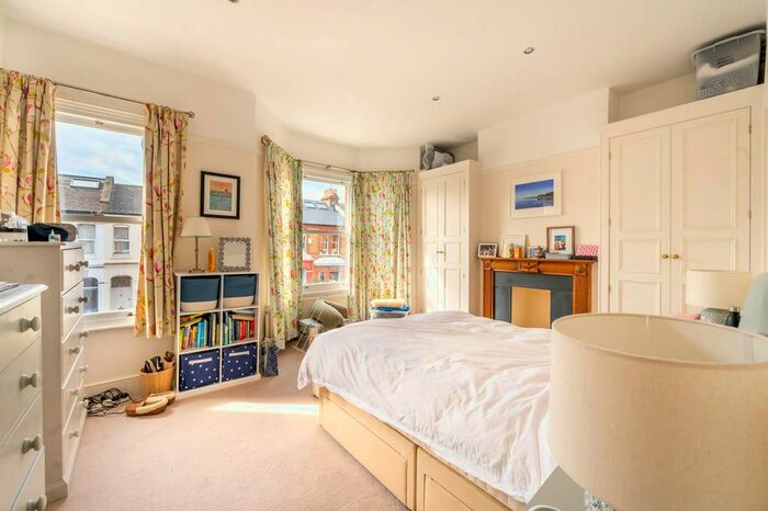3 Bedroom Flat To Rent In Thornbury Road, Clapham Park, London, SW2