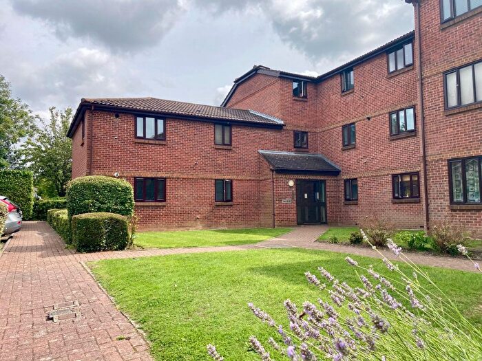 2 Bedroom Flat To Rent In Abbotsbury Court, Horsham, RH13
