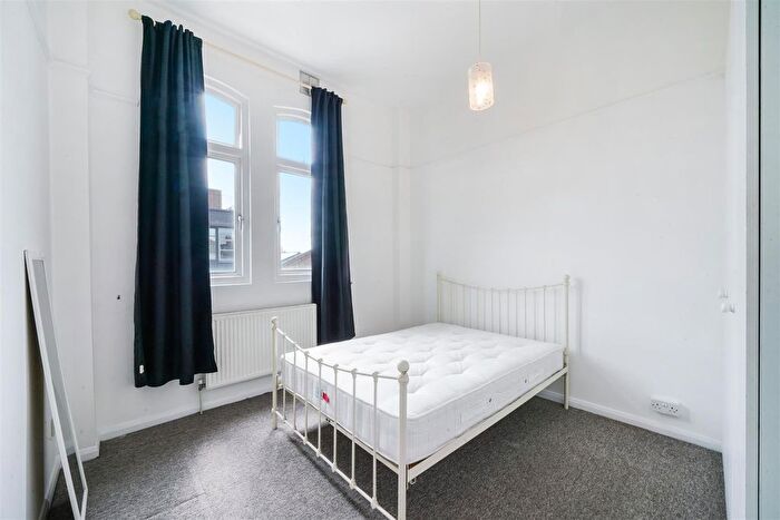 1 Bedroom Flat To Rent In Trenmar Gardens, College Park, London, NW10