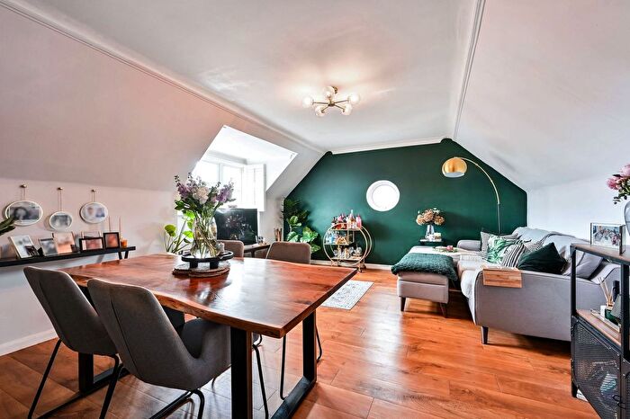 1 Bedroom Flat For Sale In Junction Road, Dorking, RH4