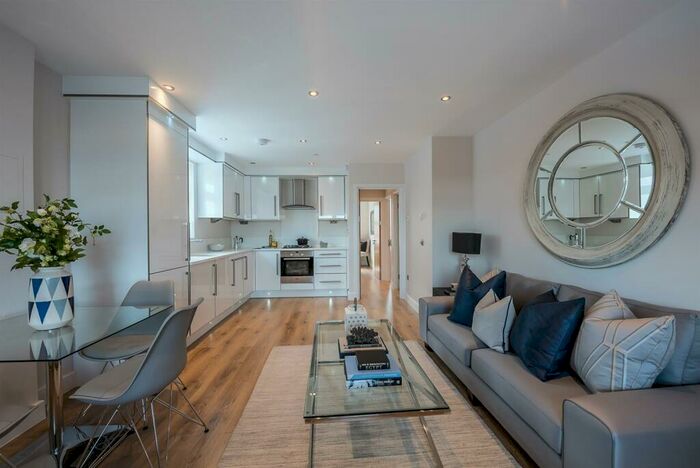 2 Bedroom Flat To Rent In Lavender Hill, Battersea, London, SW11