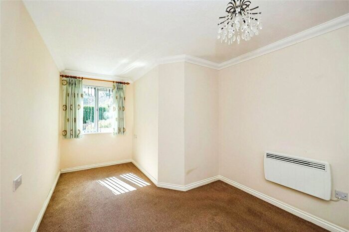 1 Bedroom Flat For Sale In Padnell Road, Waterlooville, Hampshire, PO8