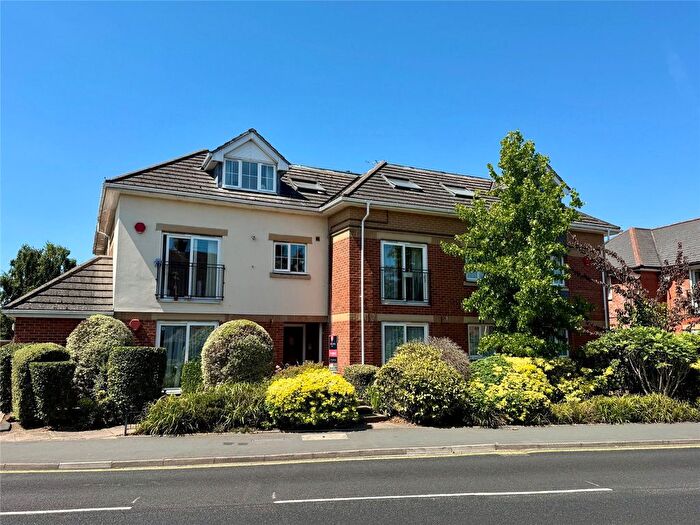 2 Bedroom Flat For Sale In Fernhill Lane, New Milton, Hampshire, BH25