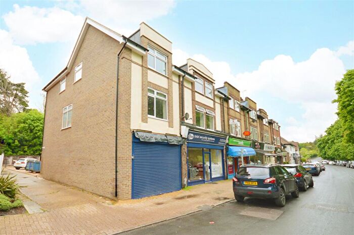 3 Bedroom Flat To Rent In Waterhouse Lane, Kingswood, KT20