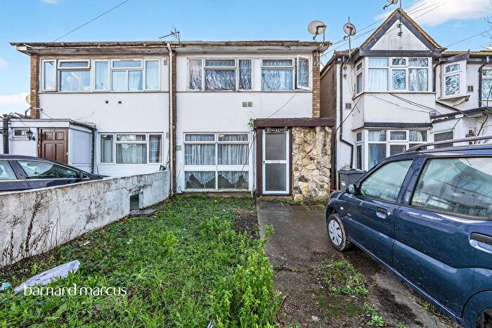 3 Bedroom Semi Detached House For Sale In Grove Road, Hounslow, TW3