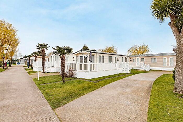 2 Bedroom Mobile/park Home For Sale In The Foxhunter Park, Monkton Street, Monkton, CT12