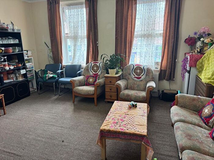 3 Bedroom Flat To Rent In Dagenham, RM8