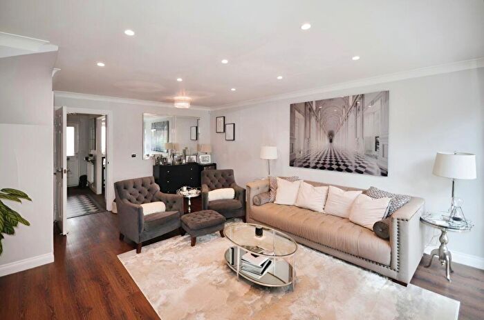 4 Bedroom Town House To Rent In Broomfield Gate, Slough, SL2